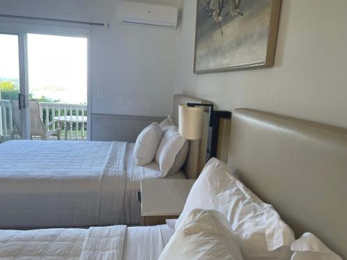 een hotelkamer met twee bedden en een raam bij Queen Deluxe Double at Boundless Bliss Hotel in Raphune