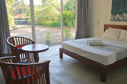Ένα ή περισσότερα κρεβάτια σε δωμάτιο στο Savendro Villa Hikkaduwa