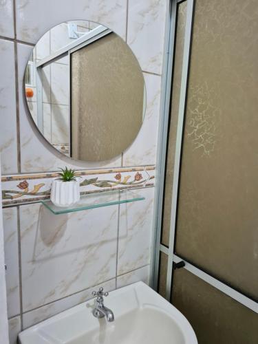 a bathroom with a sink and a mirror at Casa em Ganchos in Governador Celso Ramos