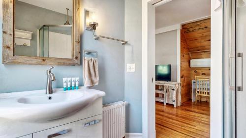 Et badeværelse på Coastal Life Beach House