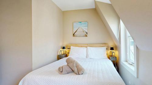 En eller flere senge i et værelse på Coastal Life Beach House