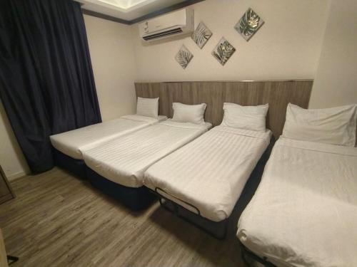 two beds in a hotel room with at Hayat Al madinah Hotel فندق حياة المدينة in Al Madinah
