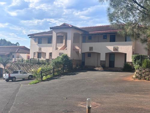 una casa con un coche aparcado delante en Ocean View Villas B09, en Port Edward