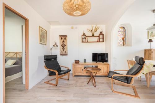 L'insouciance, a cottage in Provence في La Celle-sous-Gouzon: غرفة معيشة مع كرسيين وتلفزيون