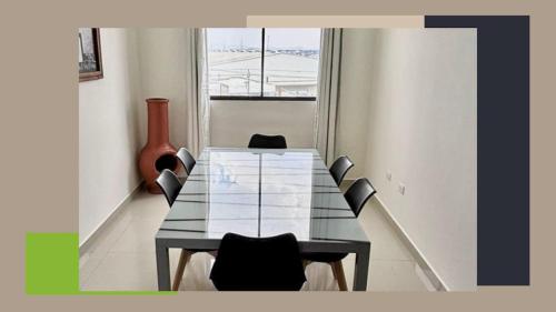 a dining room table with chairs and a vase at Estancia del Volcán in Santa María Coronanco