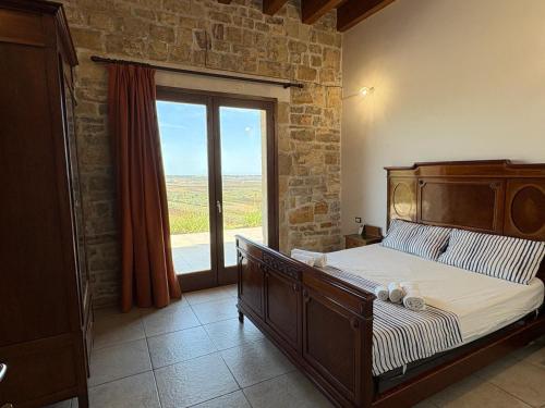 Pool Garden AC P-private في مارينيلا دي سيلينونتي: غرفة نوم بها سرير ونافذة كبيرة