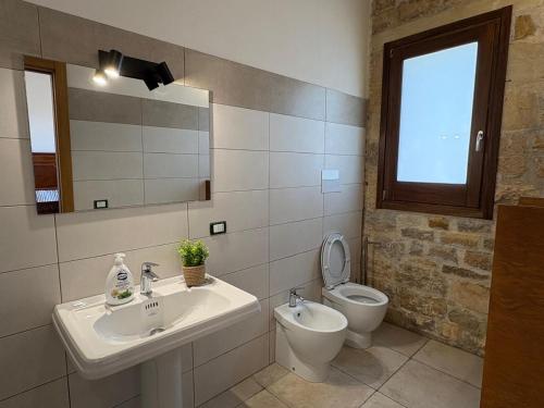 Pool Garden AC P-private في مارينيلا دي سيلينونتي: حمام مع حوض ومرحاض