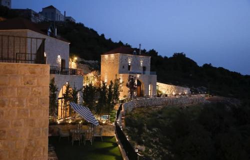 un grande edificio con tavoli e sedie di fronte di Ibiza a Batroûn