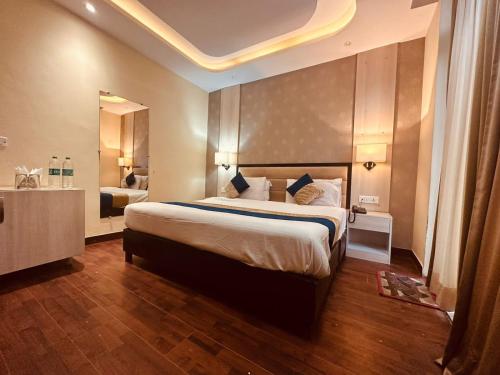 Ένα ή περισσότερα κρεβάτια σε δωμάτιο στο Neo Royal Residency - The Cozy Stay Lodge Manali