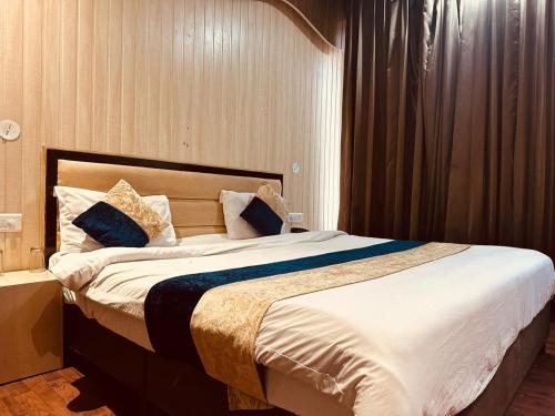 Ένα ή περισσότερα κρεβάτια σε δωμάτιο στο Neo Royal Residency - The Cozy Stay Lodge Manali