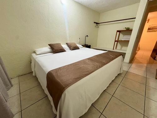 Un dormitorio con una cama grande en una habitación. en Casa Leon Rinconada, en Puerto Escondido