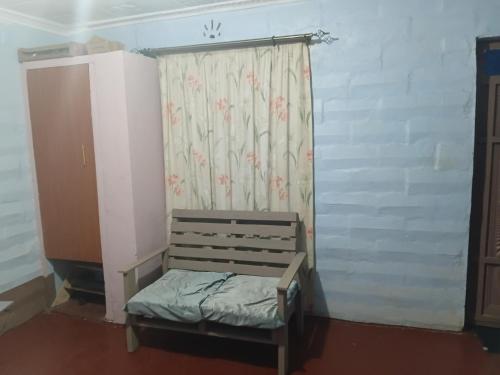 Miale Guests Cottages : غرفة مع مقعد أمام النافذة