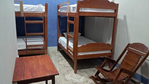 Rúm í herbergi á Chacruna Hostel