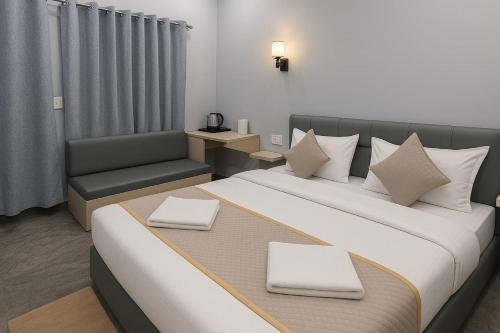 Giường trong phòng chung tại The Aura by Backpackers Stop