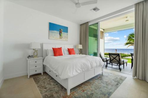 En eller flere senge i et værelse på Sunset Point Vacations Luxury Oceanfront Condo with Private Garden West Bay