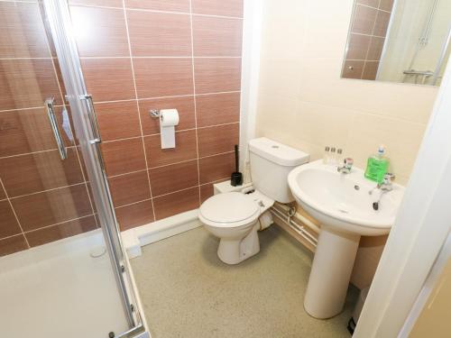 een badkamer met een toilet, een wastafel en een douche bij Bedroom 2 in Wolsingham