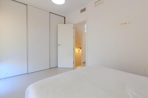 En eller flere senge i et værelse på Relaxing Home Gran Alacant more than 11 days