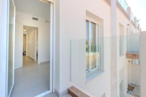 Et badeværelse på Relaxing Home Gran Alacant more than 11 days