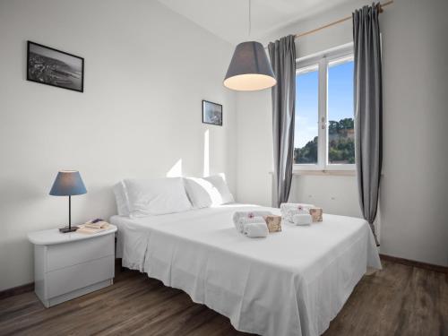 una camera da letto bianca con un letto bianco e una finestra di Balcone Sul Centro Storico Ac Wi-Fi Parcheggio ad Ancona