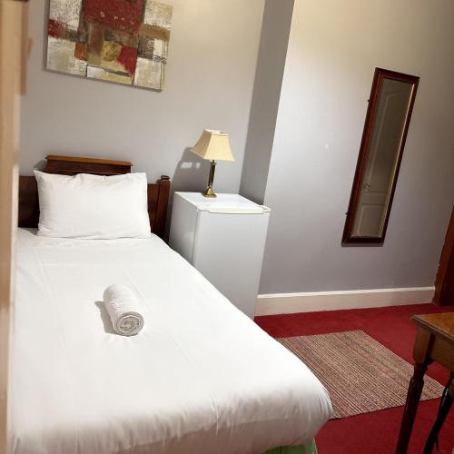 Una cama o camas en una habitación de Wimblehurst Hotel