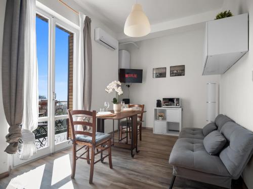 un soggiorno con un tavolo e un divano di Balcone Sul Centro Storico Ac Wi-Fi Parcheggio ad Ancona