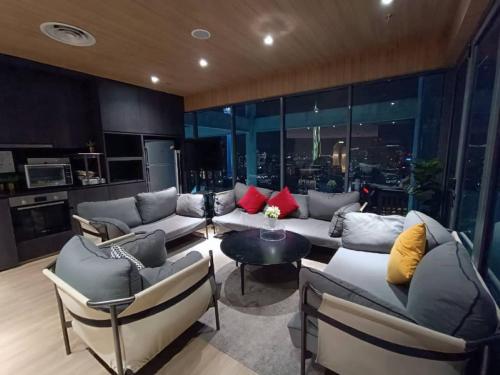 a large living room with couches and a table at The Luxe KLCC by Infinitum in Kuala Lumpur