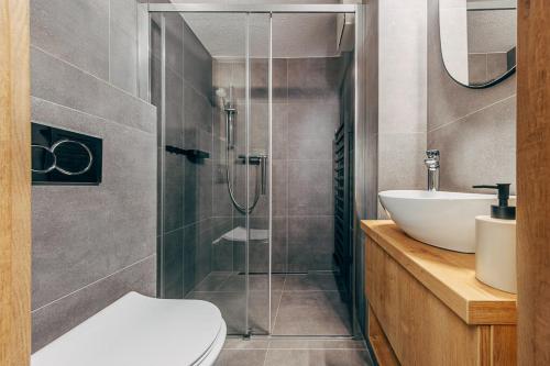 Un baño con ducha, inodoro y lavabo. en Apartmány Kellov Dom, en Demänovská Dolina