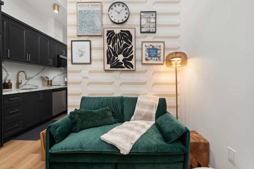 O zonă de relaxare la Casa Hotels McCaul- Modern Baldwin Village Suite