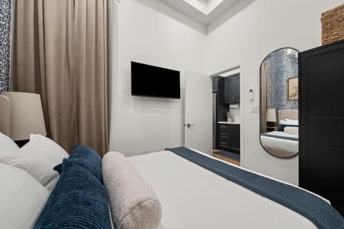 Un pat sau paturi într-o cameră la Casa Hotels McCaul- Modern Baldwin Village Suite