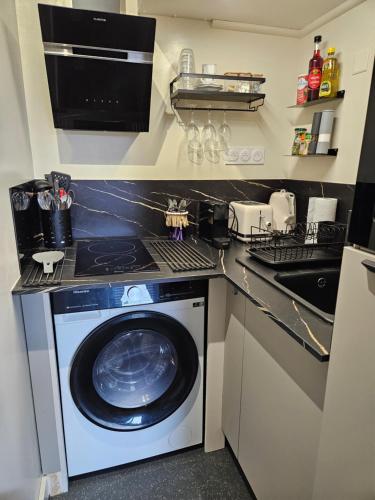 a kitchen with a washing machine in a kitchen at studio, Anglet Chiberta ocean golf surf in Anglet