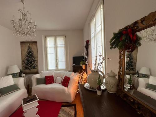 een woonkamer met een kerstboom in de hoek bij ISA's home in Udine