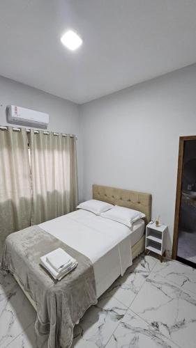 een slaapkamer met een groot wit bed en een raam bij Hotel Almany in Palmas