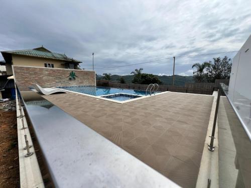 een zwembad bovenop een huis bij Cliff Inn Mountain Resort in Vagamon