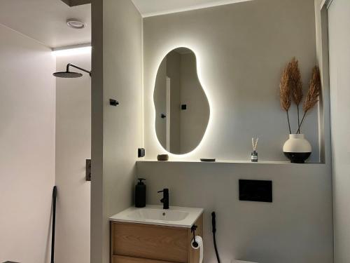 Et badeværelse på New Seaside Villa with Beach Sauna and Panoramic Views