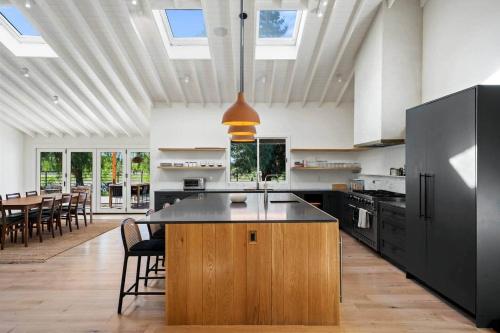 Una cocina o cocineta en Ojai Valley - Pool and Pickle Ball