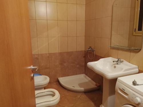 łazienka z toaletą i umywalką w obiekcie Vlora Apartment we Wlorze