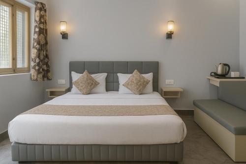 Giường trong phòng chung tại The Aura by Backpackers Stop