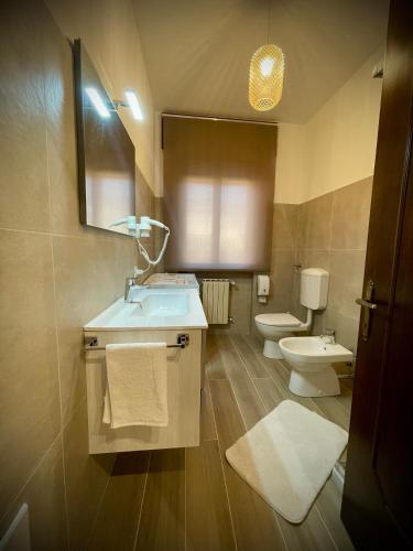 a bathroom with a sink and a toilet at Civico3 in Trissino