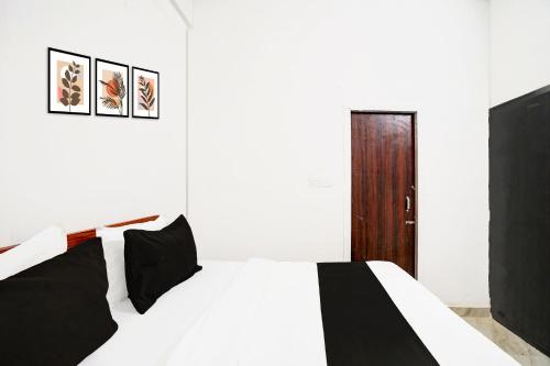 Ένα ή περισσότερα κρεβάτια σε δωμάτιο στο Collection O Ak Hotels