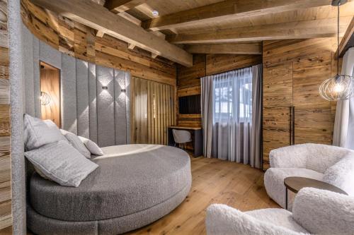 a bedroom with a circular bed and two chairs at Haus Melisande in Sölden