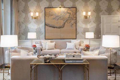 ein Wohnzimmer mit Sofa und Tisch in der Unterkunft Hotel d'Angleterre in Genf