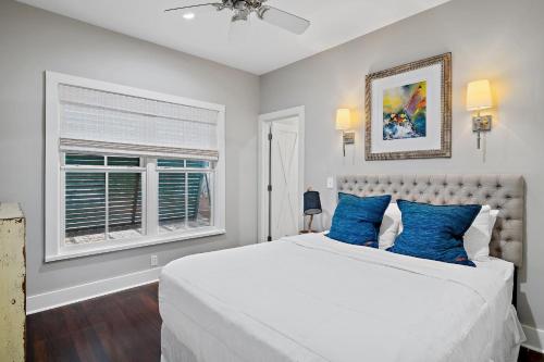 The Magnolia Mermaid في بنما سيتي بيتش: غرفة نوم بسرير أبيض كبير مع وسائد زرقاء