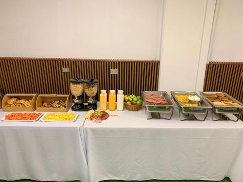 ein Tisch mit vielen verschiedenen Arten von Essen darauf in der Unterkunft Hotel Poblado Boutique in Medellín