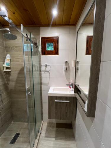 un bagno con doccia e lavandino di Villa refugio de paz a Bayaguana