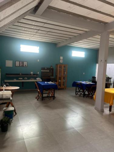 バヘイリーニャスにあるPousada BG Lençóisの青い壁と青いテーブルのある部屋