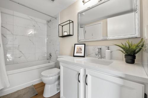 Ένα μπάνιο στο Stylish Condo - Easy to Mountains w Winter Prices Reduced !