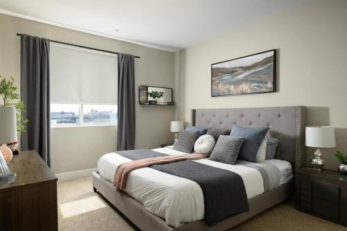 een slaapkamer met een groot bed en een raam bij The Belladonna at Main Place in Orange