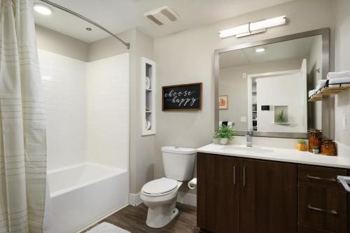 een badkamer met toilet, bad en wastafel bij The Belladonna at Main Place in Orange