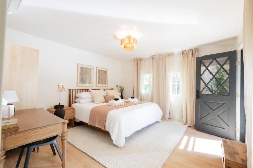 Postel nebo postele na pokoji v ubytování Rare Stay Inside Yosemite NP w Hot Tub, AC, WiFi