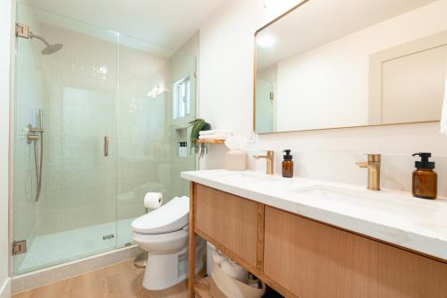 Koupelna v ubytování Rare Stay Inside Yosemite NP w Hot Tub, AC, WiFi